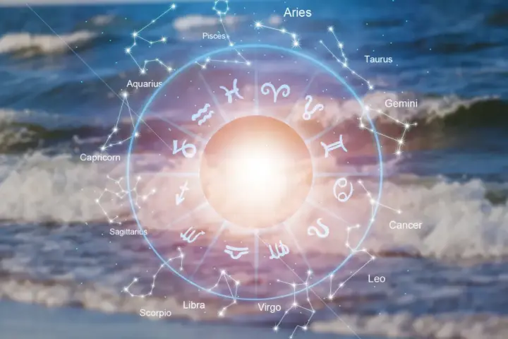 Odkryj swój horoskop na 2026 rok! Koło zodiaku i konstelacje na tle fal morskich zapowiadają kosmiczne przeżycia.