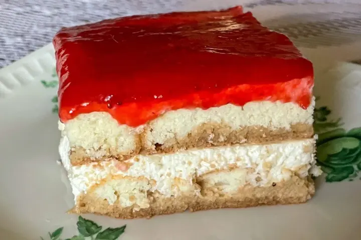 Warstwowe ciasto z kremem i galaretką truskawkową. Idealne, gdy potrzebujesz mega szybkiego ciasta na deser.