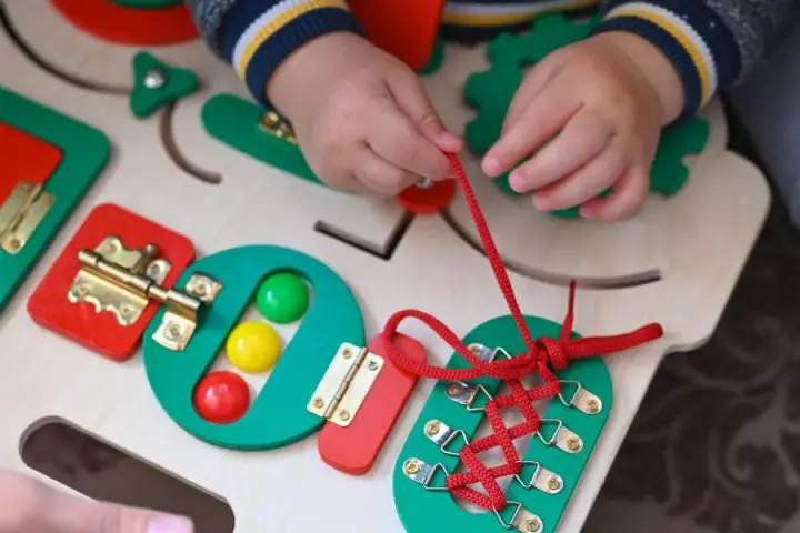 Zabawy sensoryczne dla 3-latka w domu: Rozwój i spokój malucha