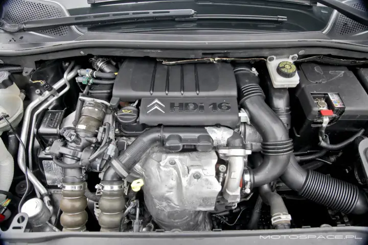 Silnik Citroen C4 1.6 HDI. Zawór EGR znajduje się pod osłoną silnika, po lewej stronie, blisko turbosprężarki.