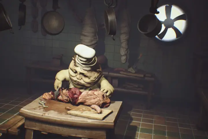 Potworny kucharz z gry Little Nightmares kroi mięso. Czas gry w tej przerażającej kuchni.