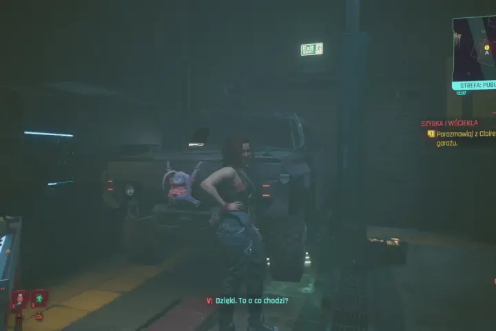 Kobieta w garażu obok potężnego pojazdu, gotowa na szybką i wściekłą jazdę w stylu cyberpunk.