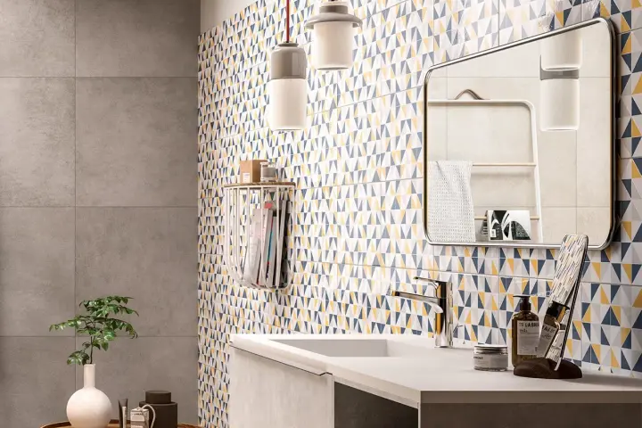 Salle de bain moderne avec mur géométrique coloré. Le primaire d'accrochage pour faïence assure une pose parfaite de ce carrelage audacieux.