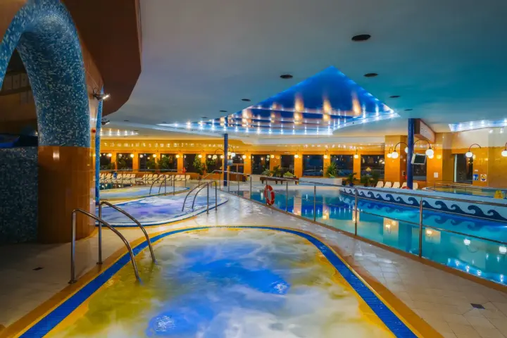 Relaks w basenach Hotelu Gołębiewski w Mikołajkach. Sprawdź, ile kosztuje doba w hotelu Gołębiewski w Mikołajkach, by cieszyć się tym widokiem.