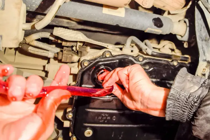 Wymiana oleju w automacie: Jak często i jaką metodą? Poradnik