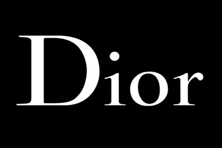 Logo Dior bianco su sfondo nero. Un'icona di stile che racconta una storia di eleganza.