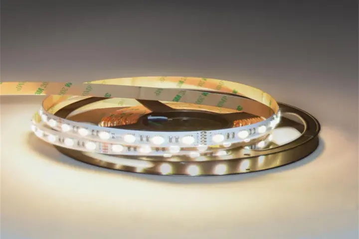Bobina di striscia LED bianca calda con adesivo 3M, pronta per scoprire come collegare faretti led e illuminare i tuoi spazi.