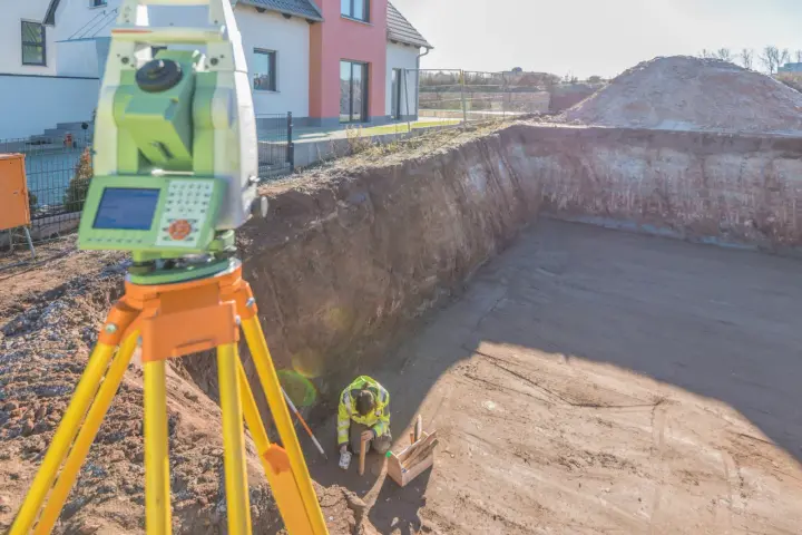 Jak geodeta mierzy działkę? Odkryj tajniki precyzyjnych pomiarów