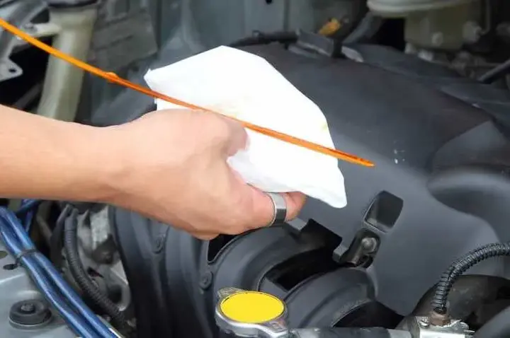 Où est l'huile moteur ? Guide simple pour trouver jauge et bouchon