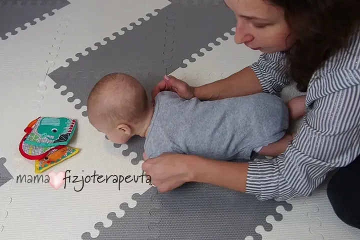 Prawidłowe podnoszenie niemowlęcia: Jak to robi mama fizjoterapeuta?