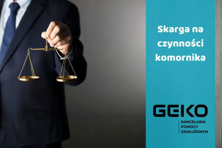 Prawnik w garniturze trzyma wagę sprawiedliwości. Tekst: "Skarga na czynności komornika". Pomoc w ograniczeniu zajęcia komorniczego.