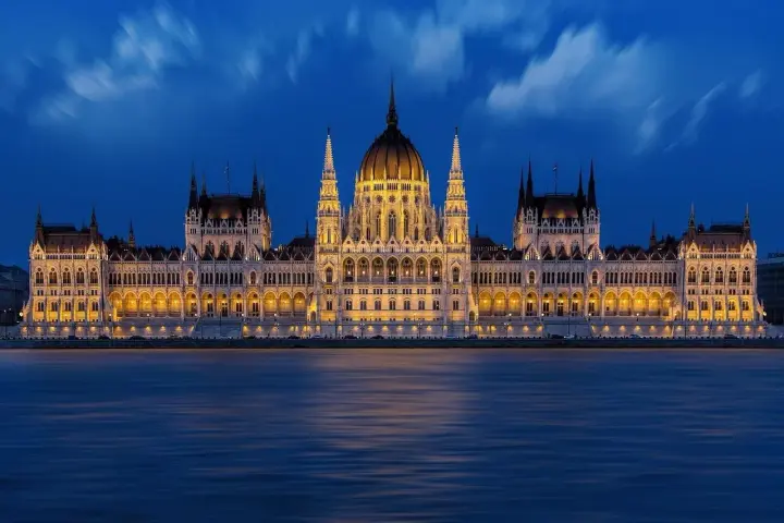 Budynek Parlamentu w Budapeszcie nocą, jakby z okna, gdy wyciągasz swój węgry paszport.