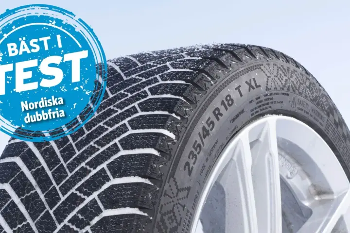 Vinterdäck Falken Winterpeak F-Ice 1, bäst i test nordiska dubbfria. Snö på däcket.