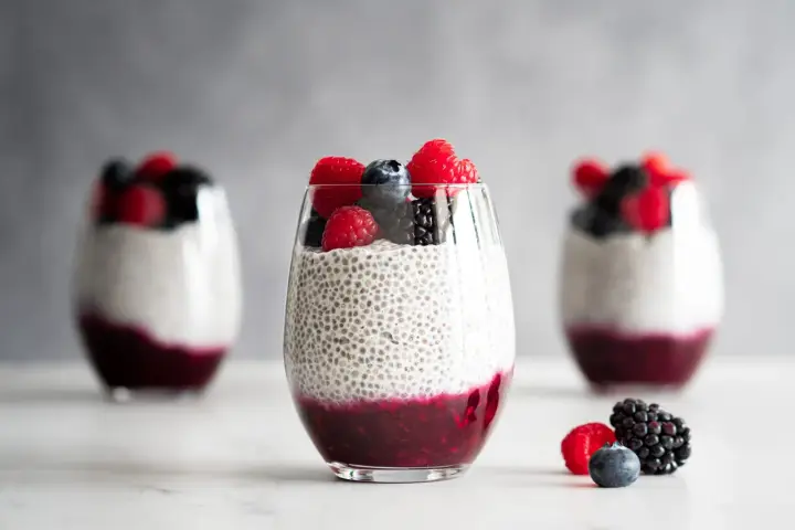 Trois verres de pudding de chia aux fruits rouges et aux baies. Un délice sain et coloré.