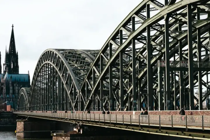 Most Hohenzollernbrücke w Kolonii, z widocznym w tle Kölner Dom. Most jest pełen kłódek miłości.