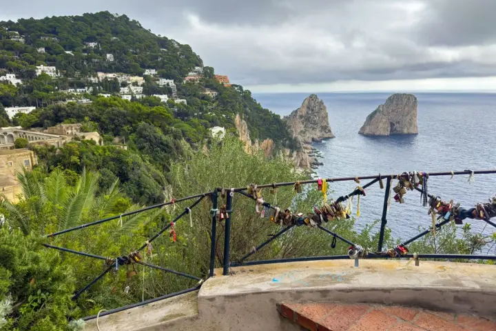 Vista de los Faraglioni, un clásico que ver en Capri. El balcón está adornado con candados de amor.