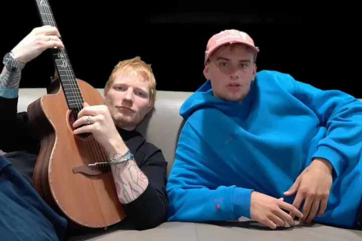 Ed Sheeran z gitarą i Yung Gravy w niebieskiej bluzie. "Azizam, co to znaczy?" - zastanawia się Yung Gravy, patrząc na tatuaże Eda.