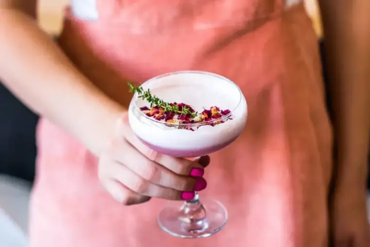 Elegancki koktajl z Gordon's gin, pianką, płatkami róż i gałązką tymianku. Idealny na letnie wieczory.
