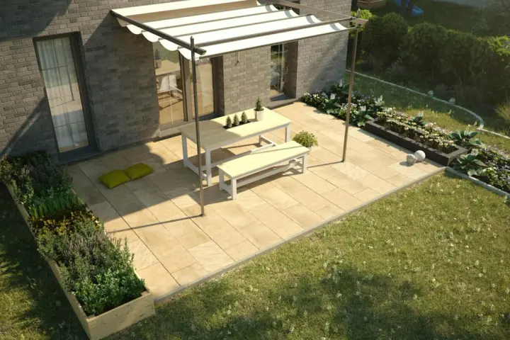 Moderne garten terrasse ideen: helle Steinplatten, Pergola mit Sonnensegel, Holztisch mit Bänken, grüne Beete und Rasen.