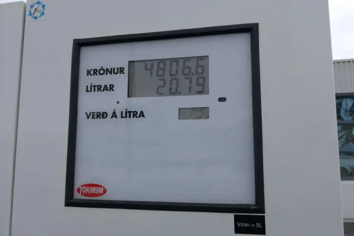 Wyświetlacz dystrybutora paliwa pokazuje cenę paliwa Islandia: 4806,6 koron za 20,79 litra.