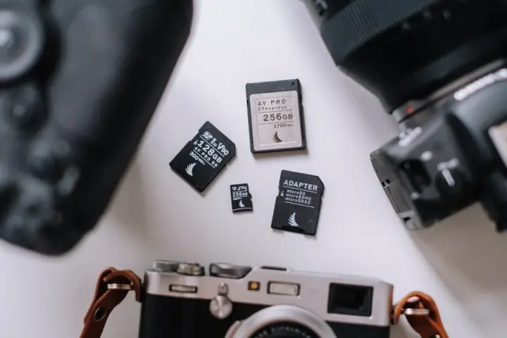 Karta CFexpress 256GB, karty SD i adapter. Gotowość do pracy z aparatami.