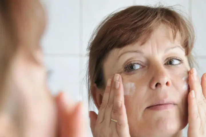 Peeling do cery naczynkowej: Enzymatyczny, kawitacyjny czy PHA?
