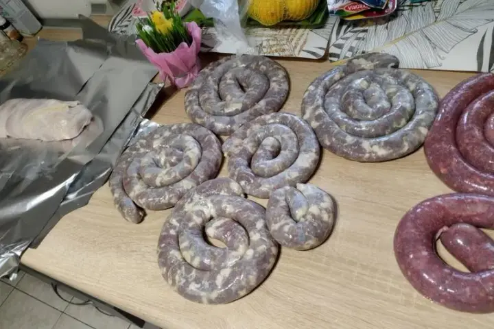 Gdzie kupić jelito na kiełbasę – najlepsze sklepy i oferty w sieci