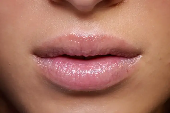 Labios con microblading en tonos rosados y brillantes. Los colores del microblading labios realzan la naturalidad.