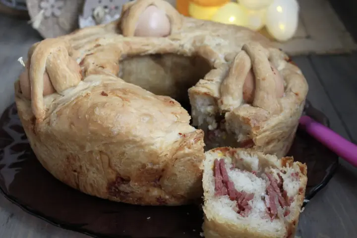Casatiello napoletano ricetta della nonna: un rustico profumato con uova e salumi, perfetto per la Pasqua.