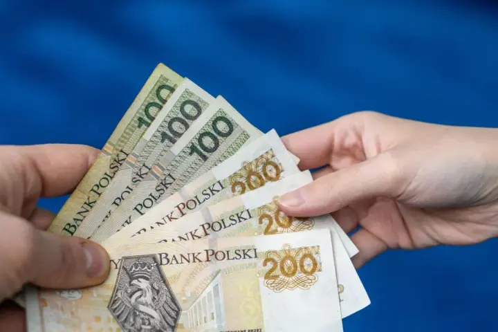 Ile kosztuje darowizna pieniężna u notariusza? Uniknij podatku!