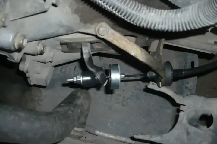 Mechanizm regulacji linki sprzęgła w samochodzie. Widoczny element pozwala na precyzyjne ustawienie naciągu linki.