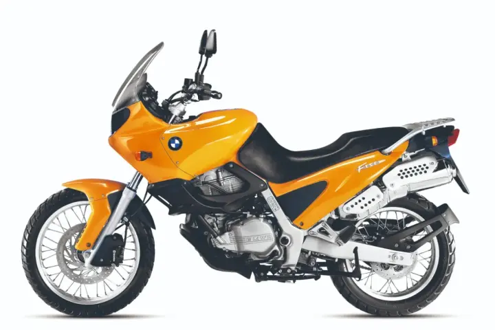 Pomarańczowy motocykl BMW F 650. Sprawdź dane techniczne tego wszechstronnego enduro.