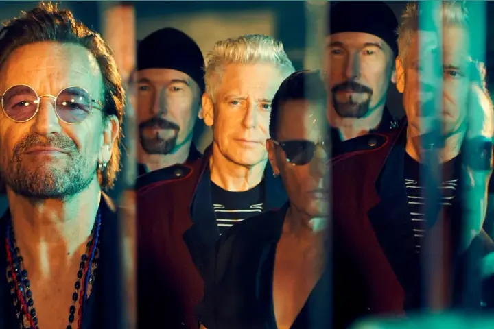 Le groupe de rock irlandais connu U2, avec Bono au premier plan, dans une composition stylisée.