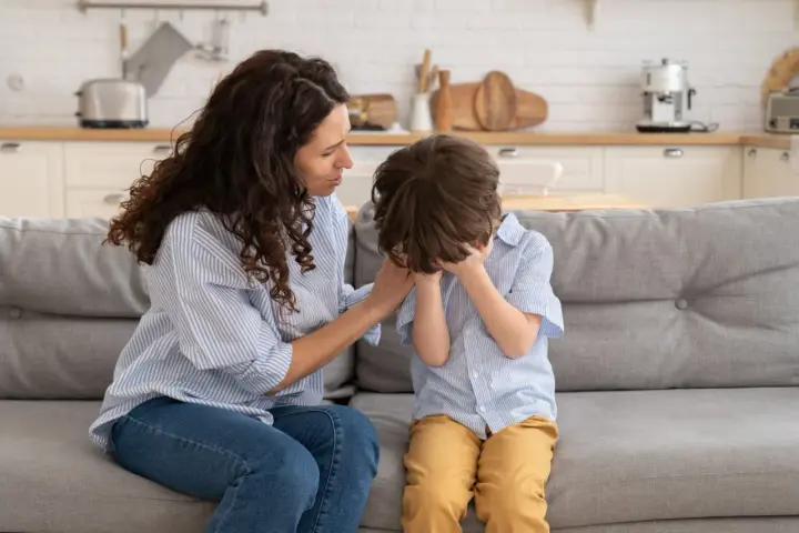 Mama pociesza płaczącego synka. Czy to może być afazja? Co to jest?
