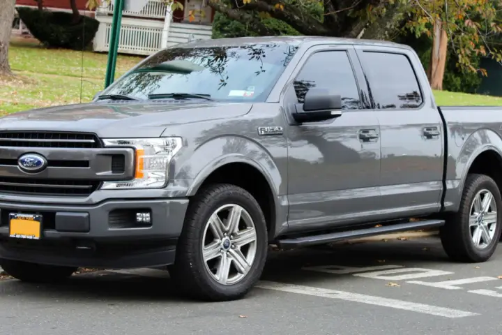 Szary Ford F-150 Sport stoi zaparkowany na ulicy, gotowy na jesienne przygody.