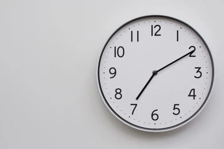 Biały zegar ścienny pokazuje 07:33. Czas płynie, a znaczenie 0330 może być kluczem do czegoś ważnego.