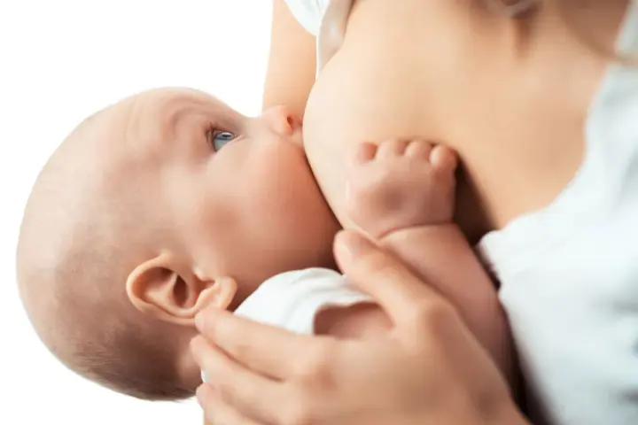 Malutkie dziecko karmione piersią. Zauważono, że dziecko ulewa 2 godziny po jedzeniu.