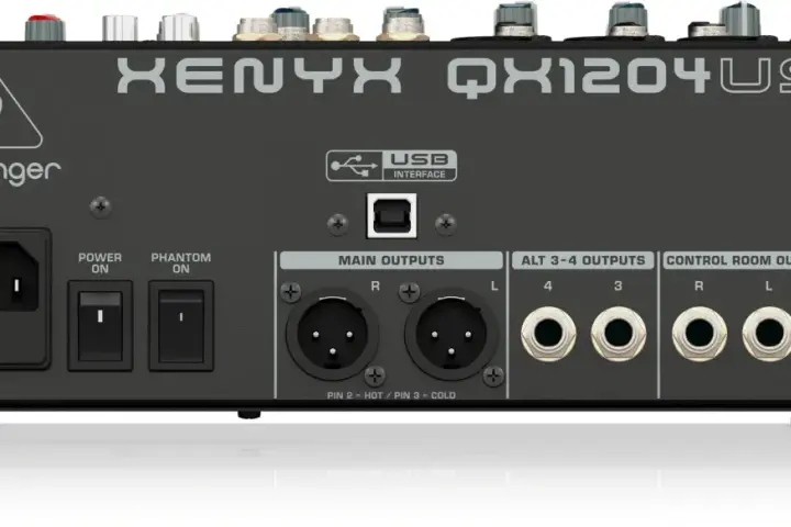 Tył miksera Behringer Xenyx QX1204USB z wejściem zasilania, przełącznikami Power/Phantom, USB, wyjściami Main, Alt i Control Room.