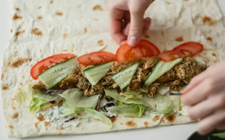 Ile kalorii ma kebab w tortilli z kurczakiem? Sprawdź, co zyskujesz!