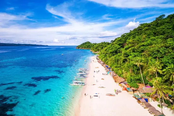 Rajska plaża na Filipinach, idealna na wakacje. Kiedy jechać? Najlepiej w porze suchej, od listopada do maja.