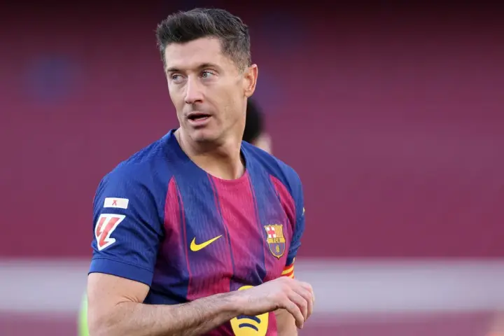 Robert Lewandowski w koszulce FC Barcelony, zastanawia się, kto jest najlepszym piłkarzem na świecie.