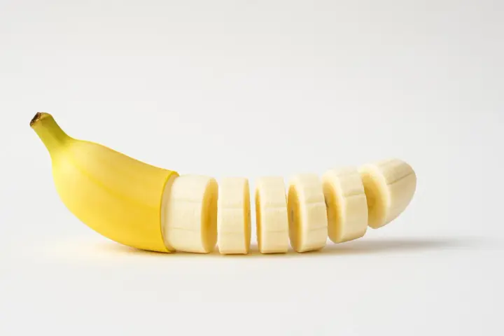 Una banana tagliata a fette, un modo gustoso per capire come aumentare la serotonina naturalmente.