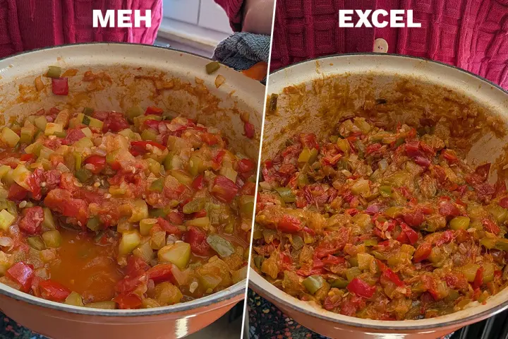 Dos cazuelas de pisto murciano: una con aspecto aguado y otra con la textura perfecta y dorada.