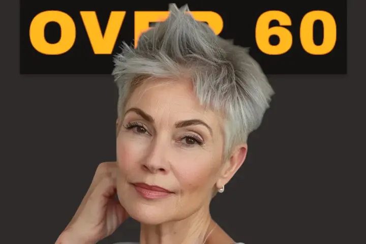 Donna con un elegante corto taglio capelli over 60, sguardo intenso e un sorriso accennato.