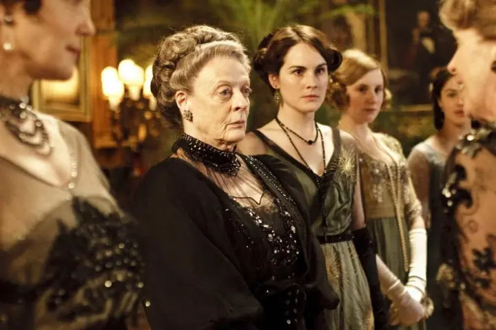 Donne eleganti in abiti d'epoca, un'atmosfera da film d'epoca con un tocco di mistero.