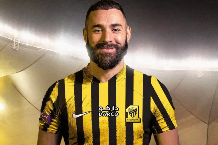 Karim Benzema w nowej koszulce klubu, zastanawiasz się ile zarabia Karim Benzema?