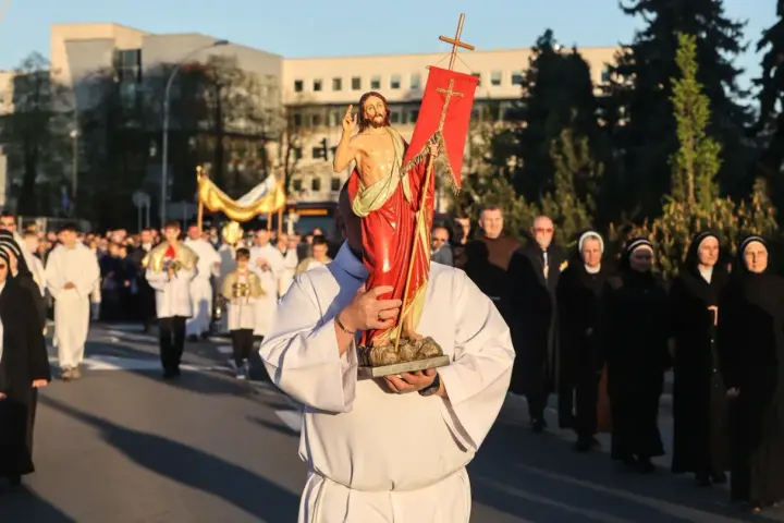 Procesja z figurą Chrystusa. Wiele osób, w tym zakonnice i księża, idzie ulicą. To część obchodów, które przypominają, ile trwa okres wielkanocny.