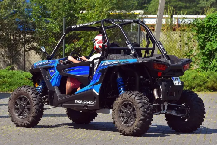 Niebieski pojazd terenowy Polaris RZR XP 1000 z homologacją L7e, gotowy do jazdy po drogach.