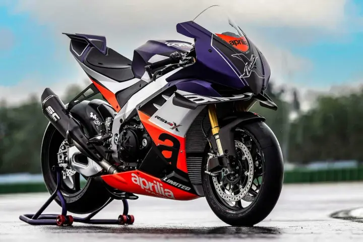 Aprilia RSV4 Xtrenta, una moto da corsa con livrea viola, bianca e arancione, pronta a scatenare la sua potenza.