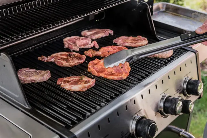 Karkówka na grillu gazowym. Dowiedz się, jak długo grillować karkówkę, by była soczysta i idealnie upieczona.
